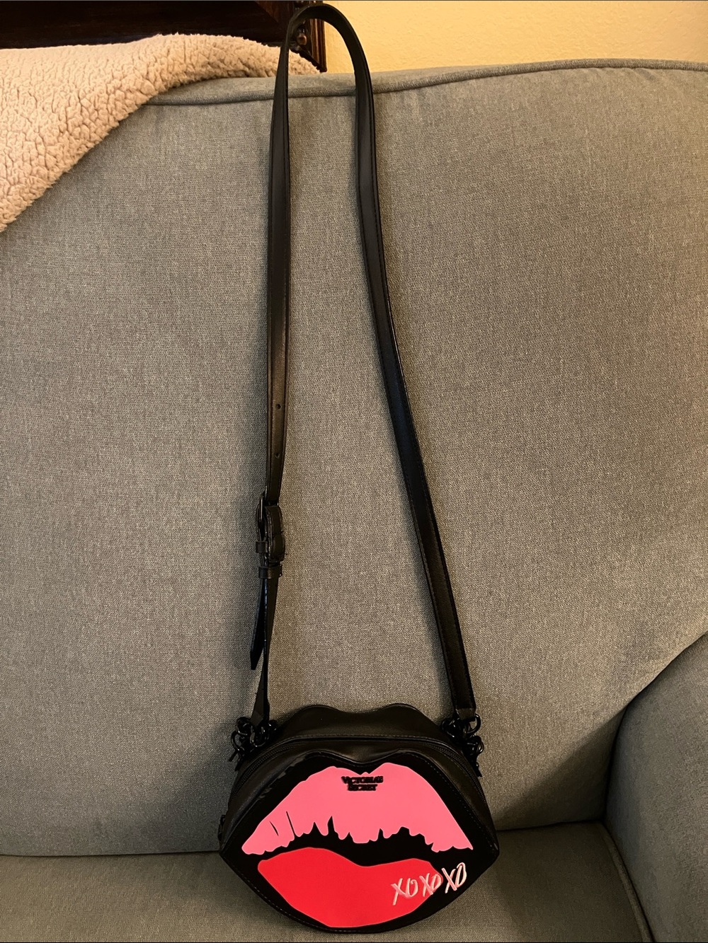 💋Victoria’s Secret Y2K lips xoxo crossbody bag glam kitsch VS purse NWT - Picture 3 of 13